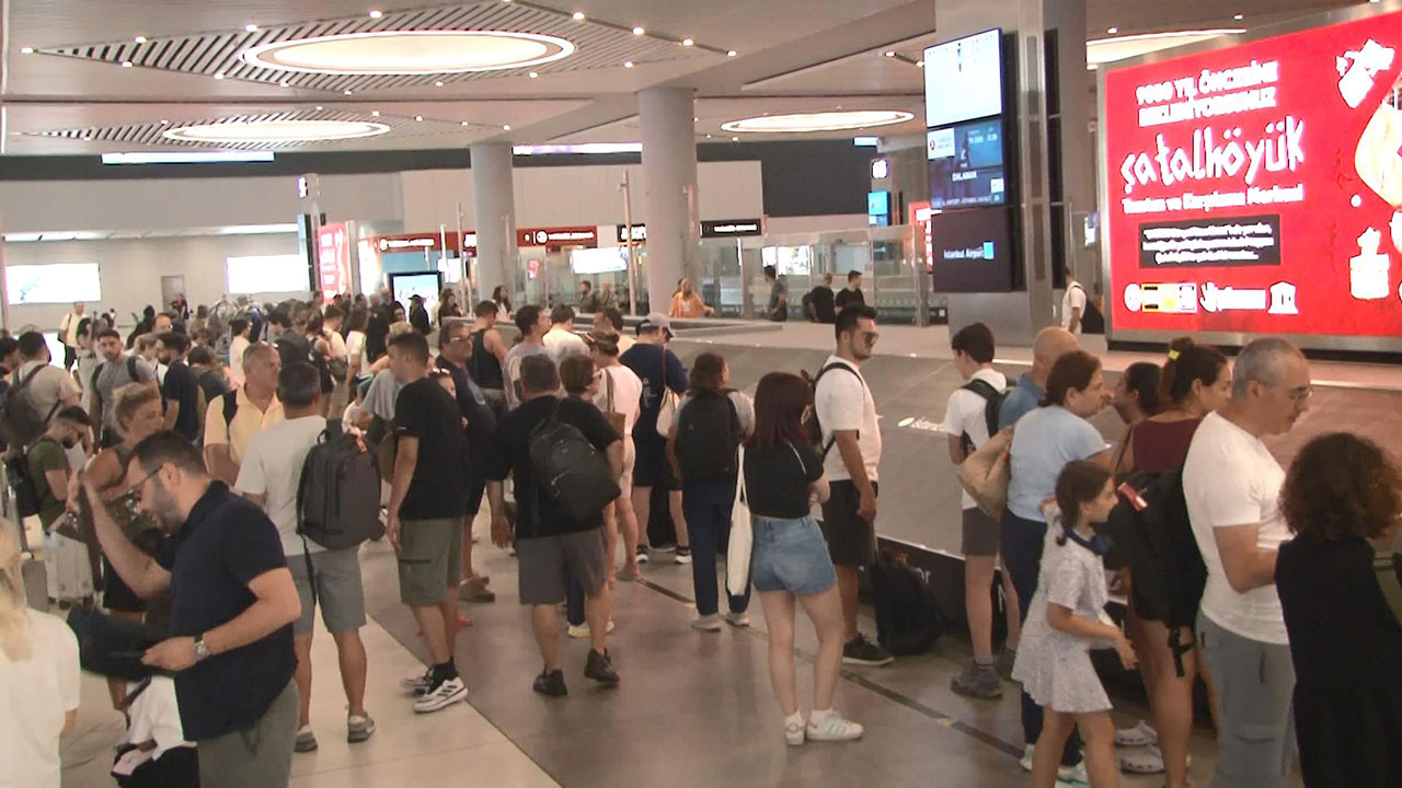 İstanbul'a dönüş yoğunluğu havalimanlarını da vurdu: 2400'ün üzerinde uçuş planlandı