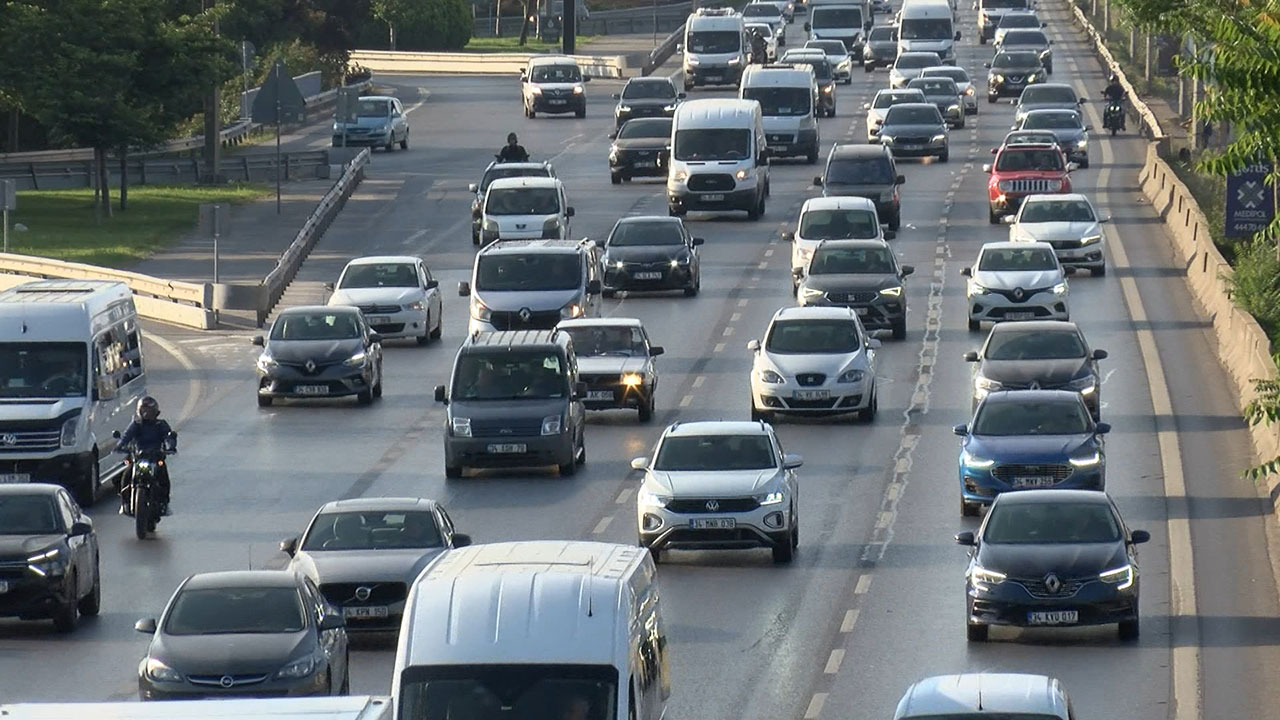 İstanbul'da trafik molası bitti: Salı sabahı yoğunluk yüzde 70 seviyelerine dayandı!