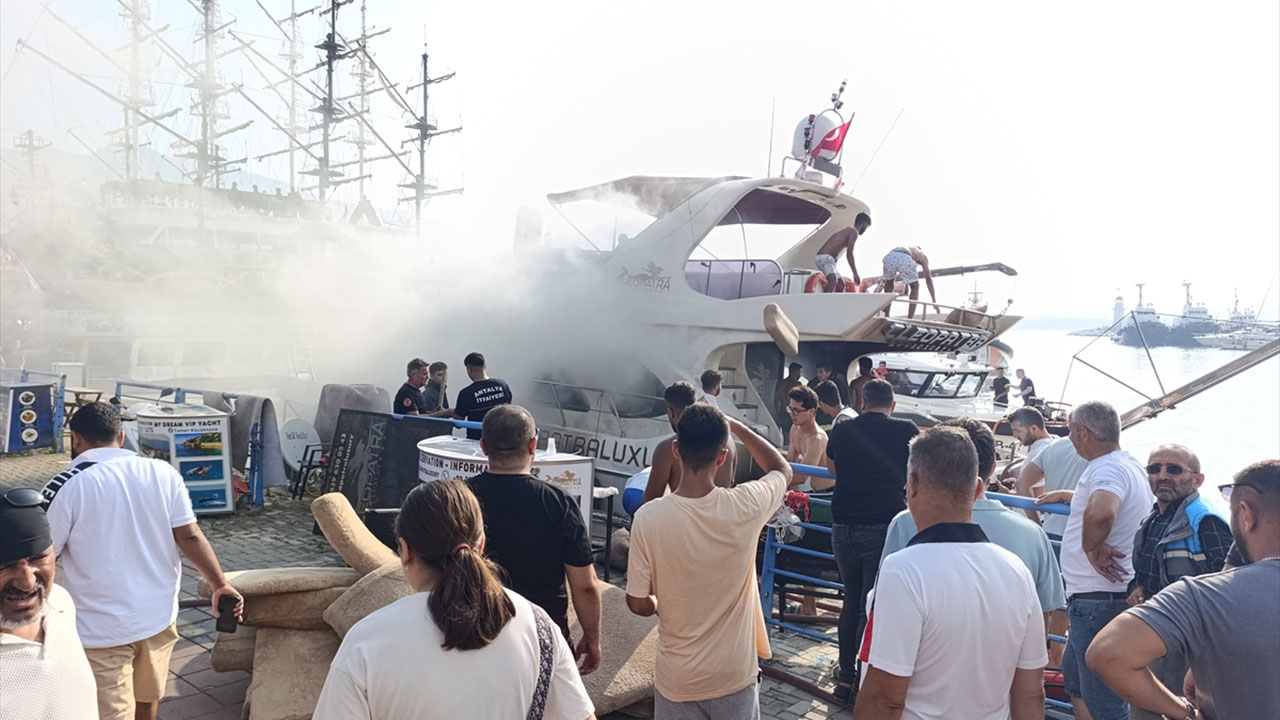 Lüks gezi teknesinde yangın paniği: Alevler bir anda tekneyi sardı