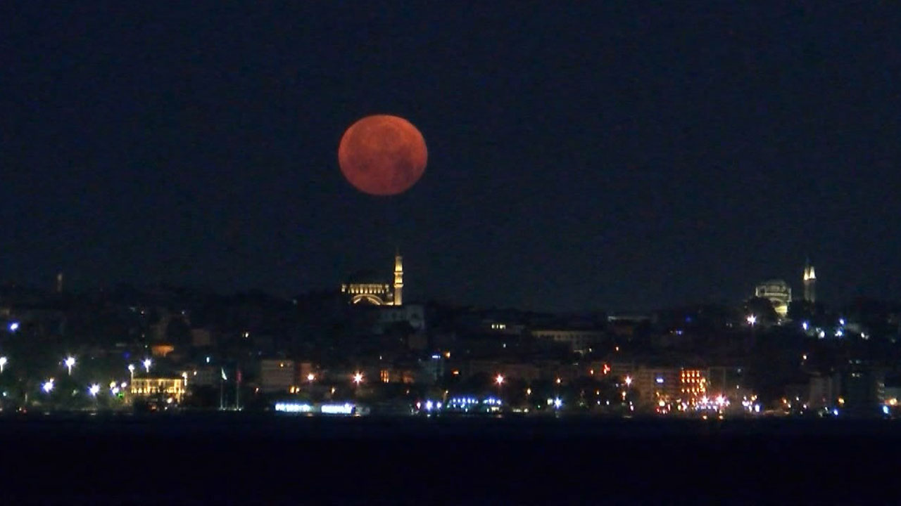 İstanbul’da 18 yıl sonra 'Çilek Dolunayı' büyüledi: Gökyüzünde pembe şölen