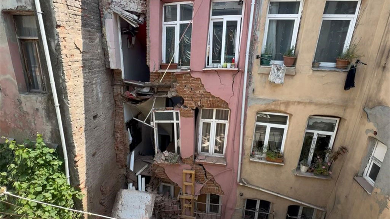 Fatih'te 5 katlı binada çökme yaşandı: Çevredeki binalarda da hasar oluştu