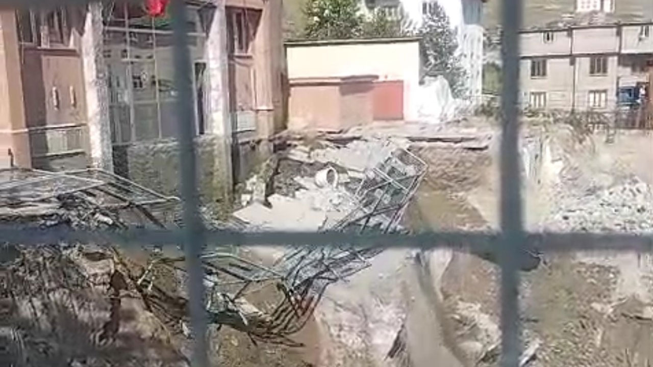 Yapımı devam eden yeni adliye binası girişinde çökme meydana geldi