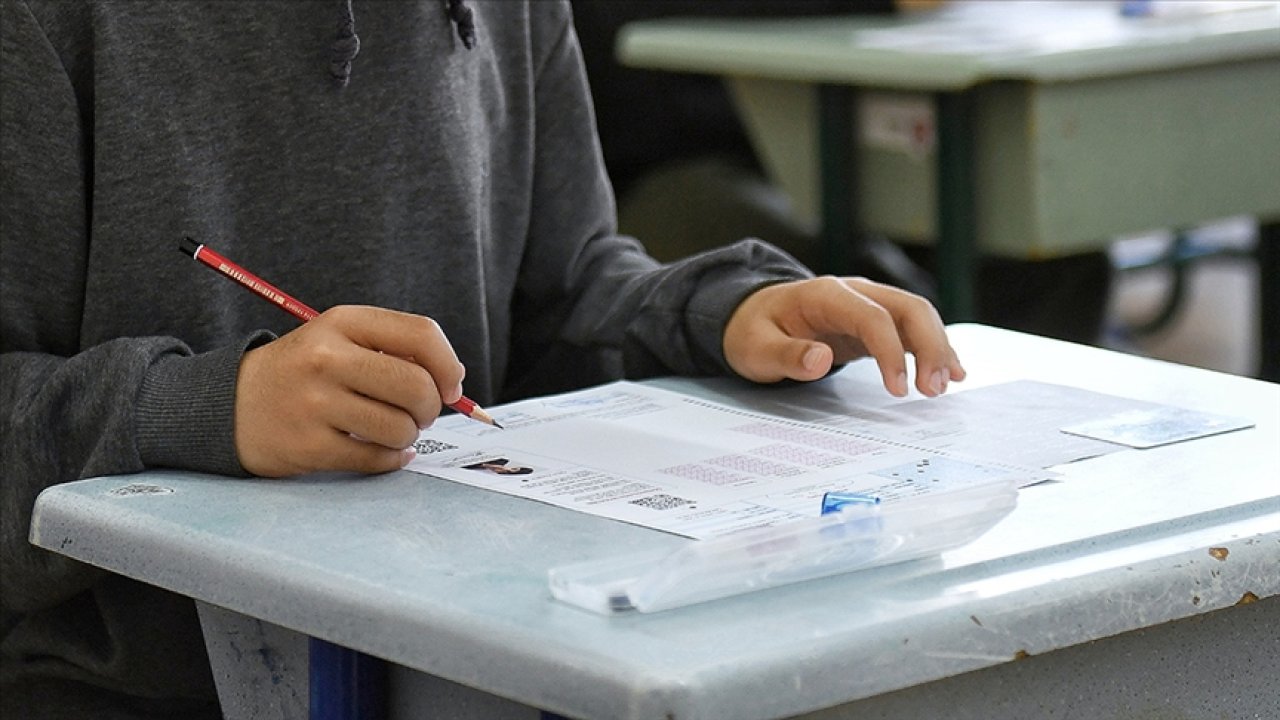 Bugün sınav var mı, ne sınavı var? Okul önlerinde kalabalık, sınıflarda heyecan yaşanıyor!