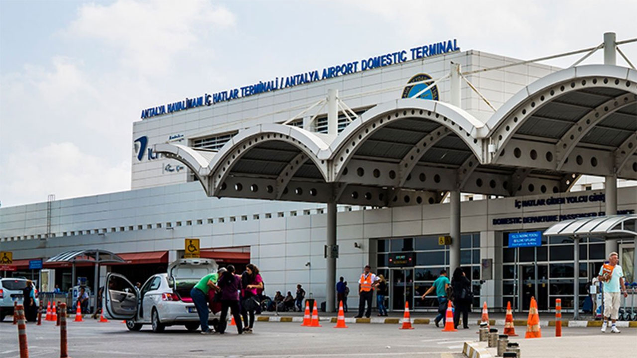 Antalya Havalimanı'nda transfer krizi: Taksiciler kontak kapattı, ulaşım durma noktasına geldi