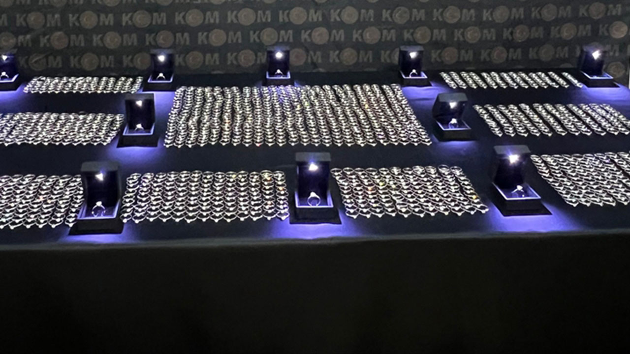 TIR değil sanki tekerlekli kuyumcu! 1527 adet pırlanta taşlı yüzük, 5.6 kilogram işlenmiş kehribar ele geçirildi