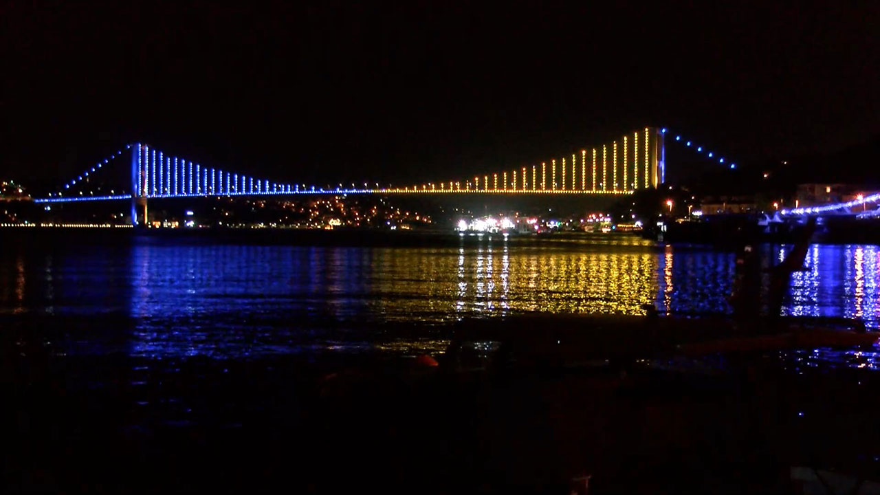 İstanbul Boğazı'ndaki köprüler Sarı Lacivert oldu: Şampiyon Fenerbahçe'ye jest