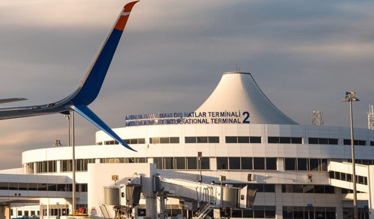 Antalya Havalimanı'nda asma tavan çöktü! O bölüm kapatıldı...