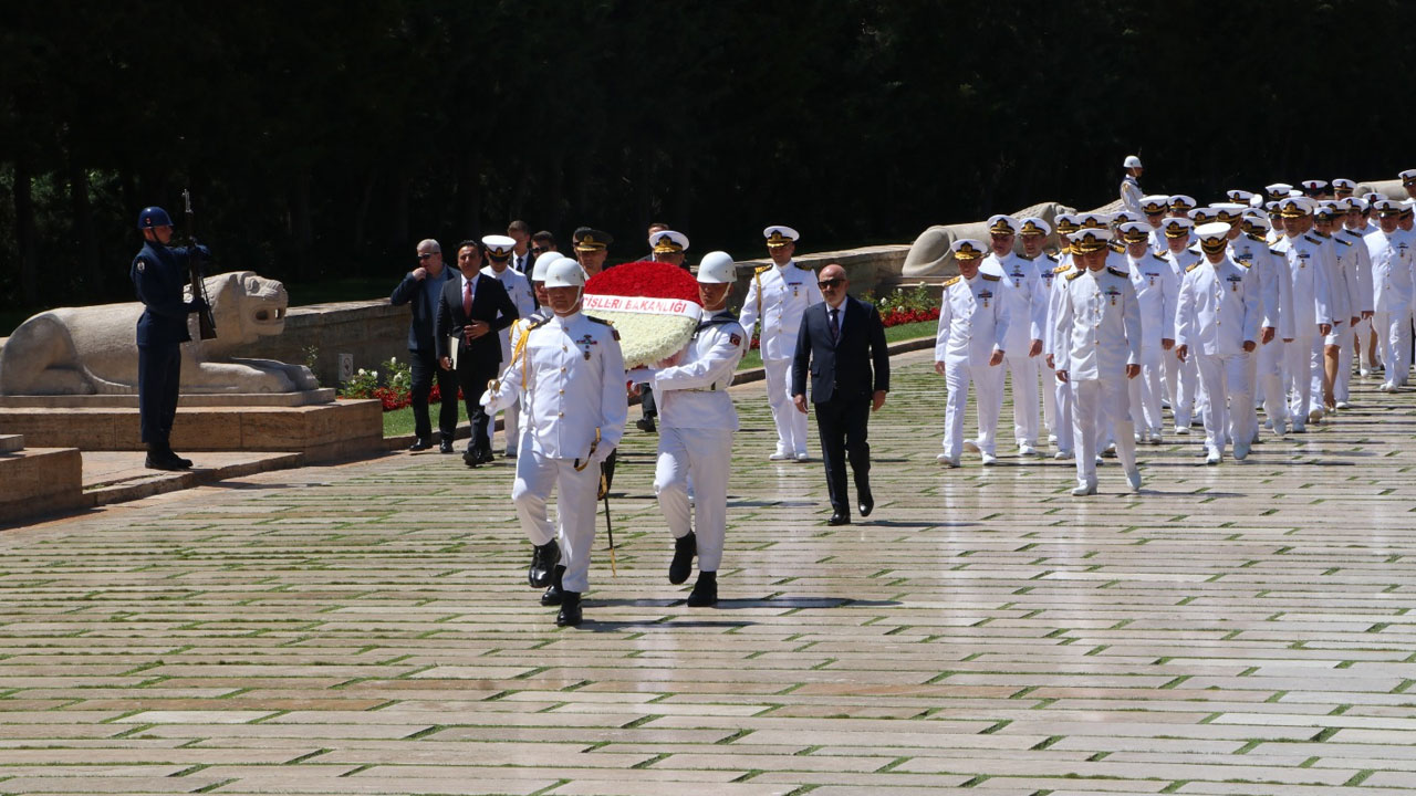 Sahil Güvenlik Komutanlığı'ndan kuruluş yıl dönümünde Anıtkabir’e ziyaret