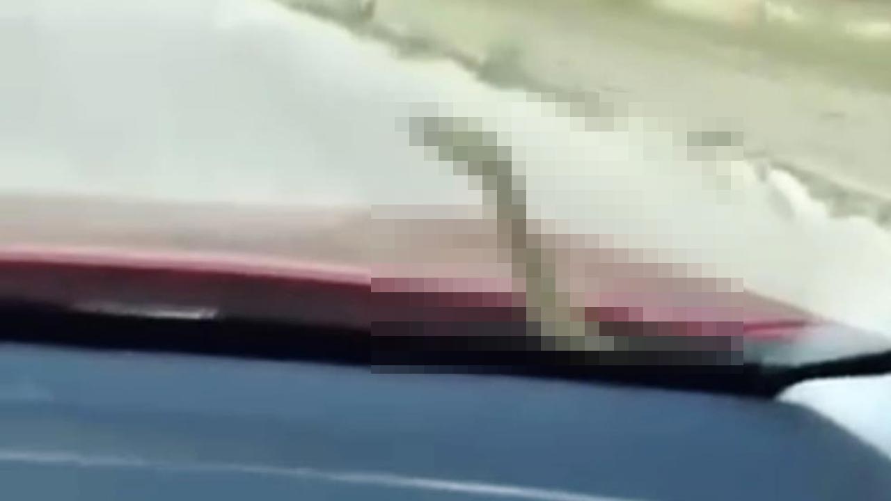 KÜTAHYA'DA ŞOKE EDEN GÖRÜNTÜLER: Seyir halindeki aracın kaputundan çıkan herkesi paniğe sürükledi