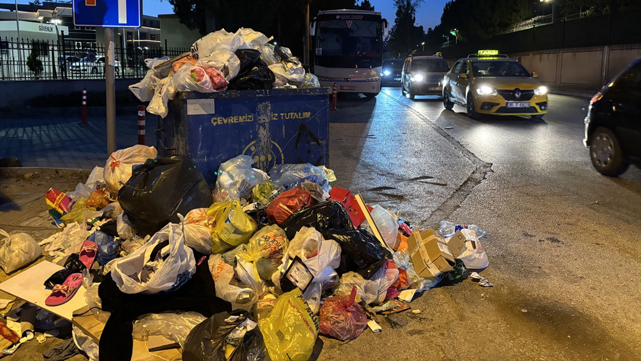 Yine İzmir, yine çöp dağları! İşçiler greve gitti yaz sıcağında çöpler kaldırımlara yollara taştı