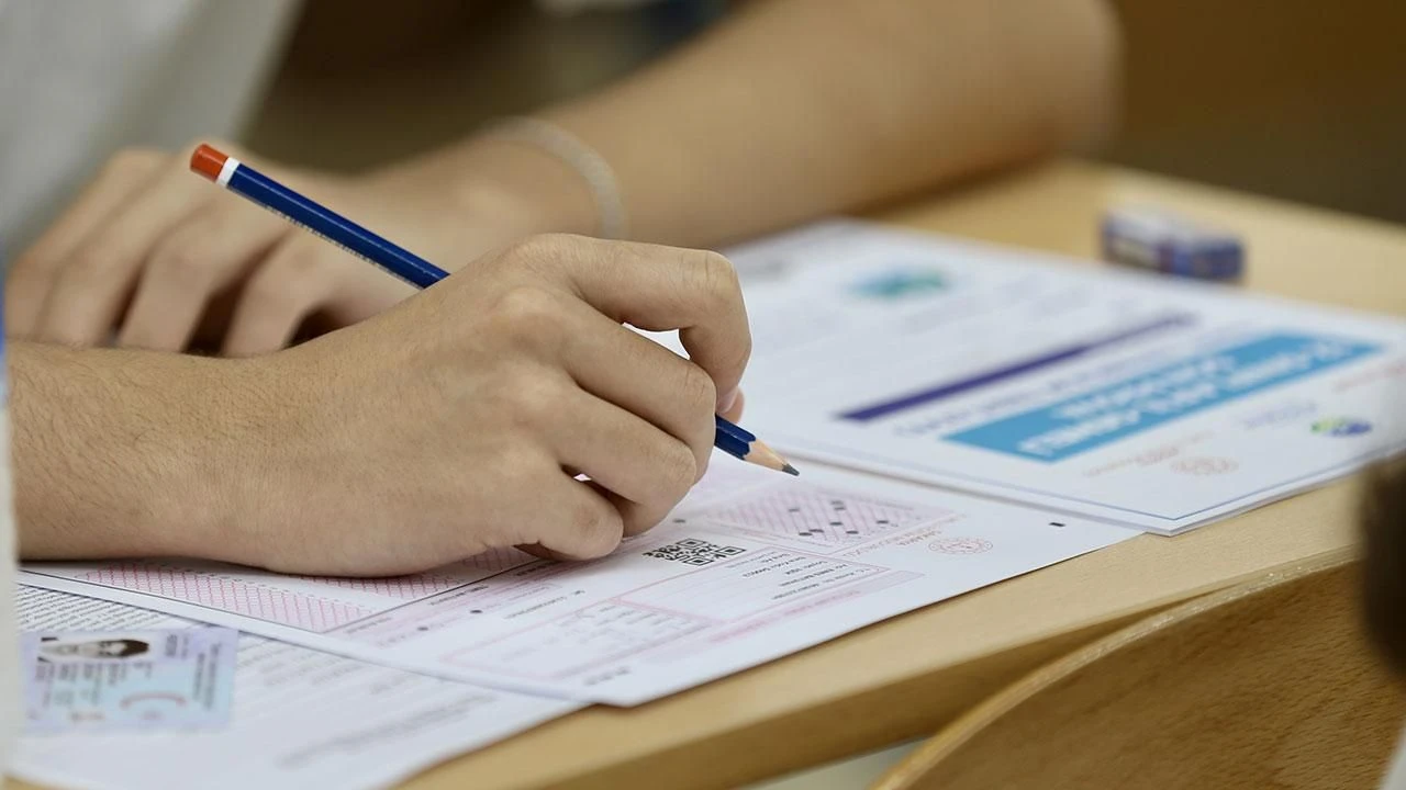 Türkiye'nin dört bir yanında sınav heyecanı: İlk oturum sona erdi