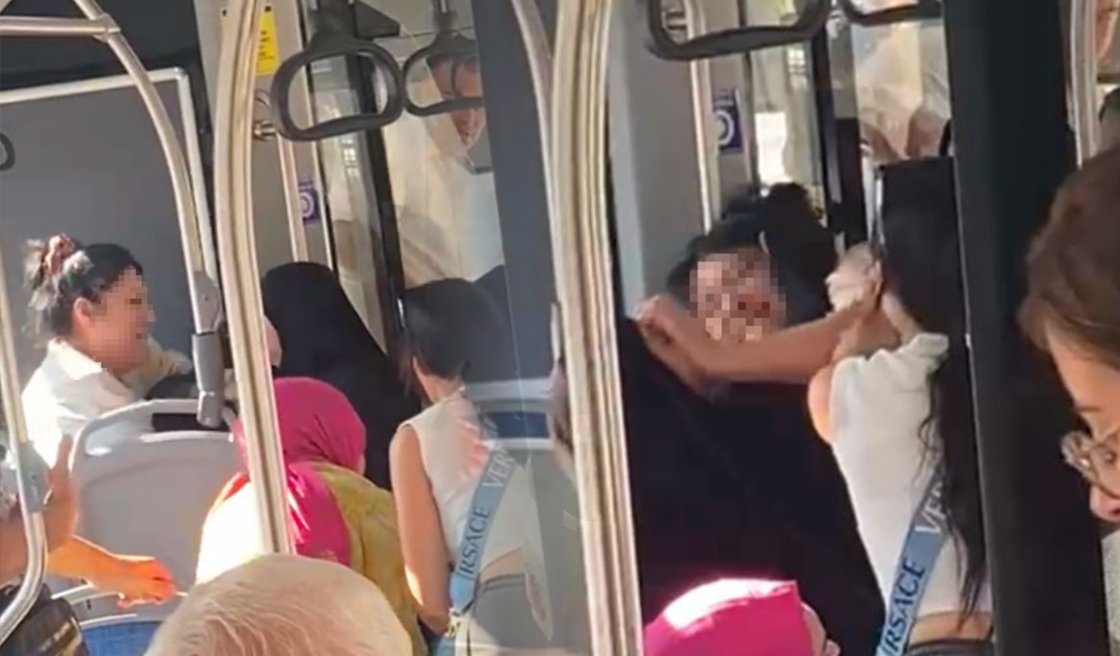 Tesettürlü kadına 2 yaşındaki kızının gözü önünde saldırdı! Belediye otobüsünde skandal görüntüler...