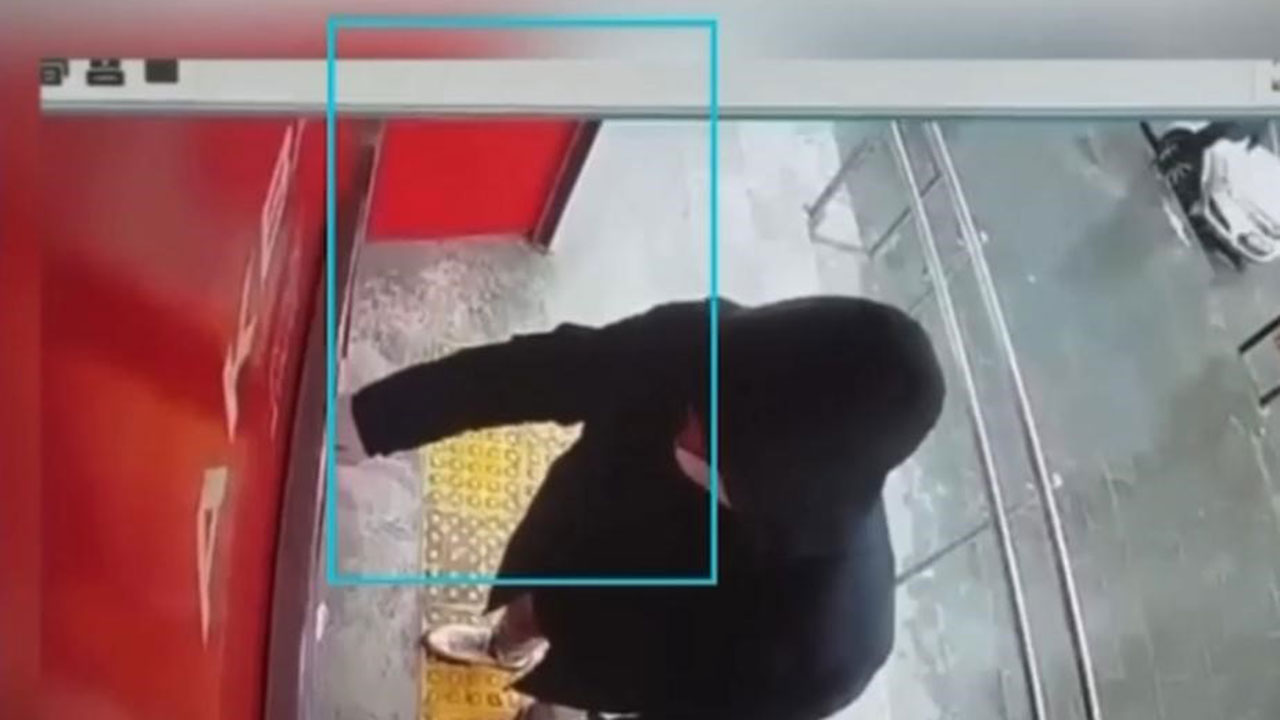 ATM fareleri kıskıvrak yakalandı! Yardım isteyen vatandaşları dolandırıyorlardı