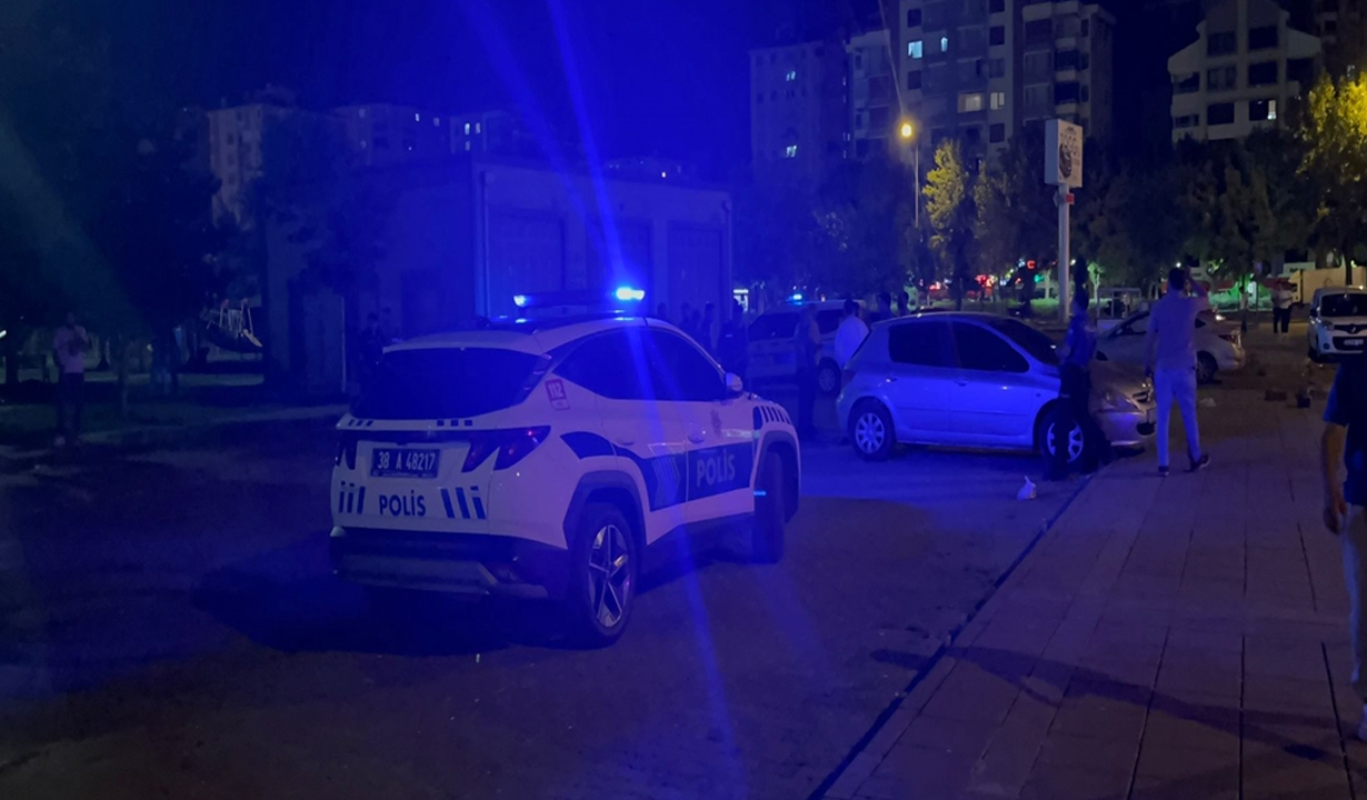 Suça sürüklenen bir çocuk daha! 16 yaşındaki kız 17 yaşındaki kızı bıçakla ağır yaraladı