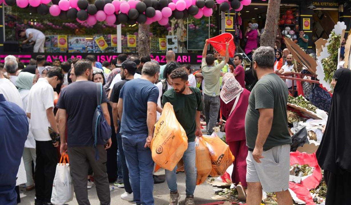 Tüm ürünler 100 liraydı! İndirim izdihamında bayılanlar oldu