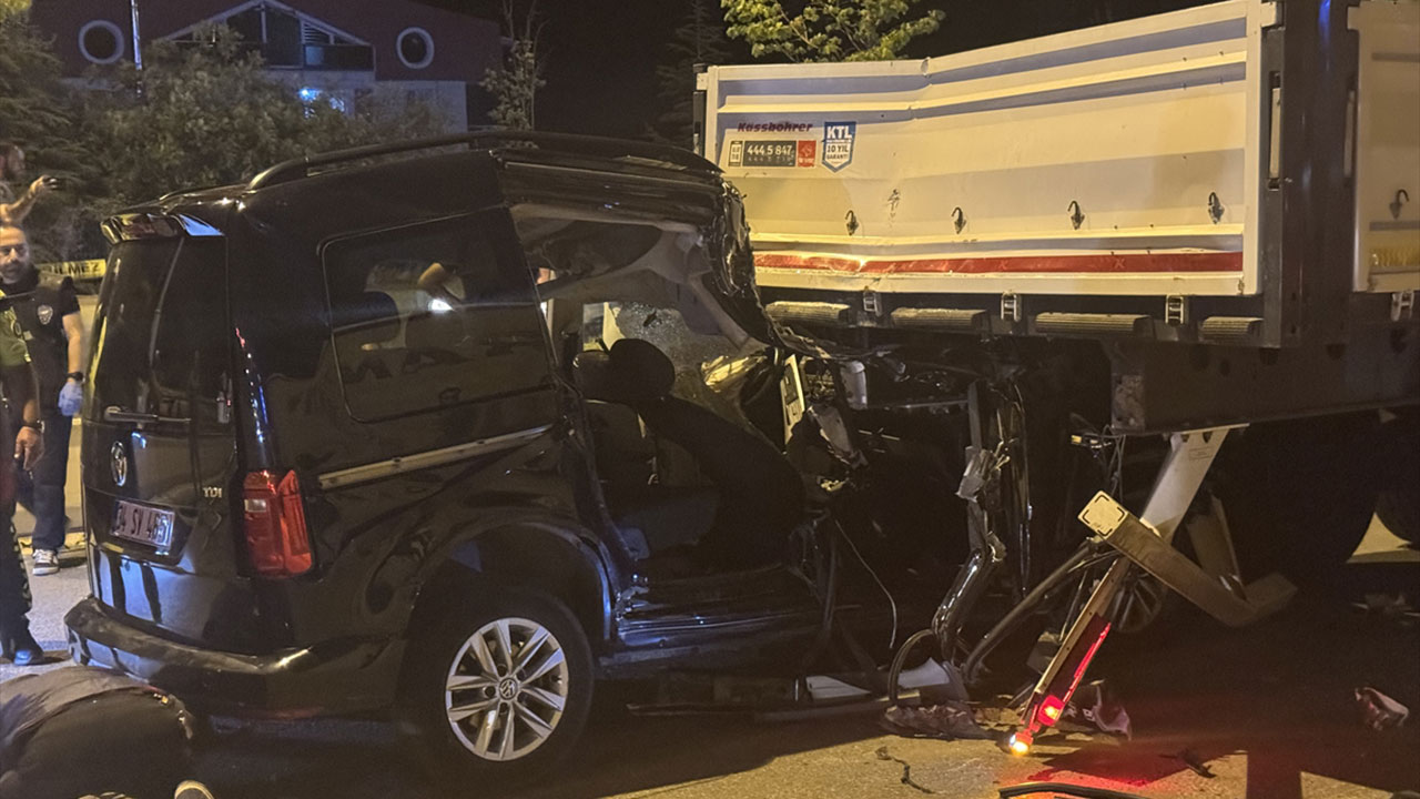 Feci kaza, 2 şehit 3 yaralı : Özel harekat kursiyerlerini taşıyan araç TIR'a çarptı