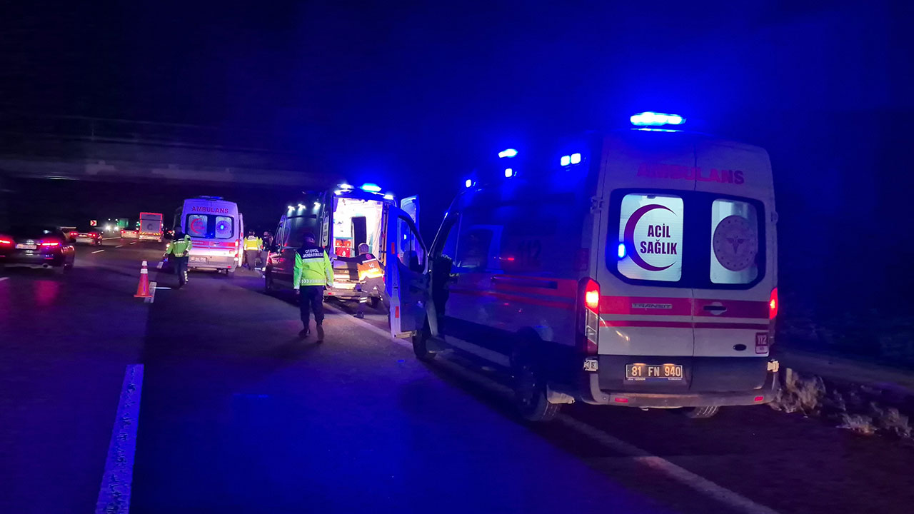 Otoyolda feci kaza! TIR bir minibüse arkadan çarptı, vatandaşlar yol kenarına savruldu: Çok sayıda yaralı var