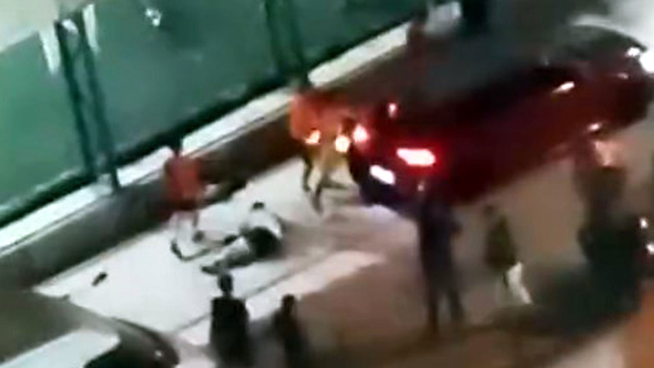 Halı sahada kanlı kavga! Önce bıçakladılar daha sonra da otomobille ezmeye kalktılar
