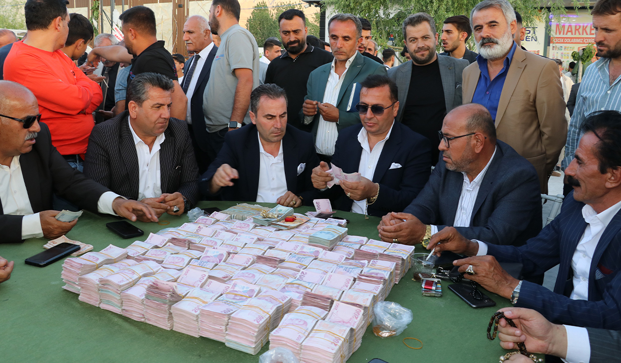 5 saat süren takı töreni! Takılanlar dudak uçuklattı