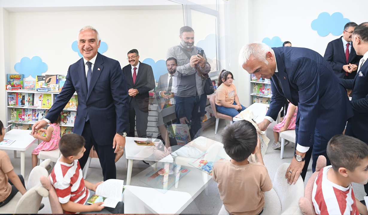 Bakan Ersoy 'Terörsüz Türkiye'de Hakkari'ye çıkarma yaptı!