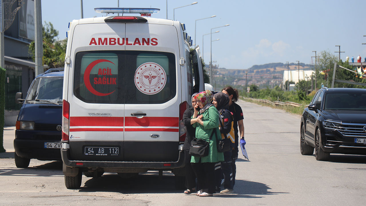 Gemlik depremi sonrası Serdivan'da bir fabrikanın tavanı çöktü: Yaralılar var