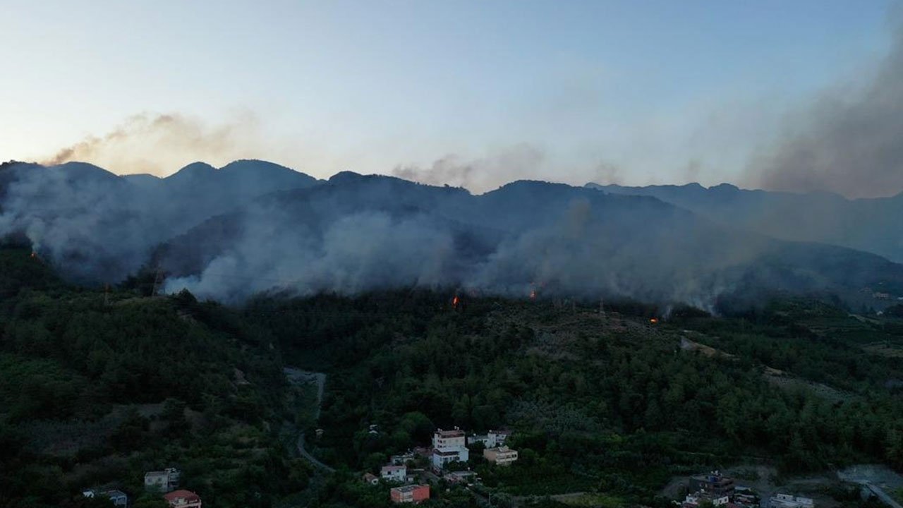 Hatay'da alevler kontrolden çıktı: 2 bin kişi tahliye edildi