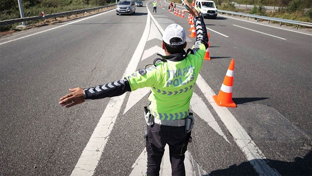 Sürücüler dikkat! Anadolu Otoyolu kapandı: Valilik duyurdu, İstanbul istikametinde 3 şerit birden kapalı