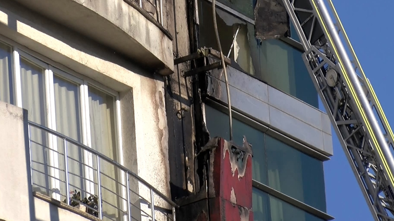 Beylikdüzü'nde korkutan yangın! Yandaki evlere sıçradı