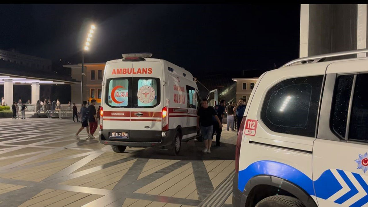 Eli bıçaklı 14 yaşındaki kız çocuğu dehşet saçtı! 4 kişiyi yaraladı, ortalık savaş alanına döndü