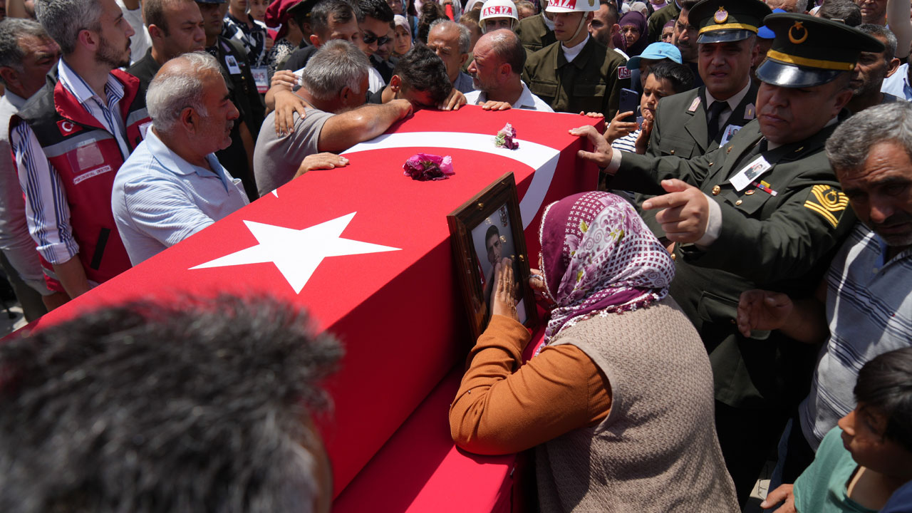 Türkiye şehitlerini son yolculuğuna uğurluyor!