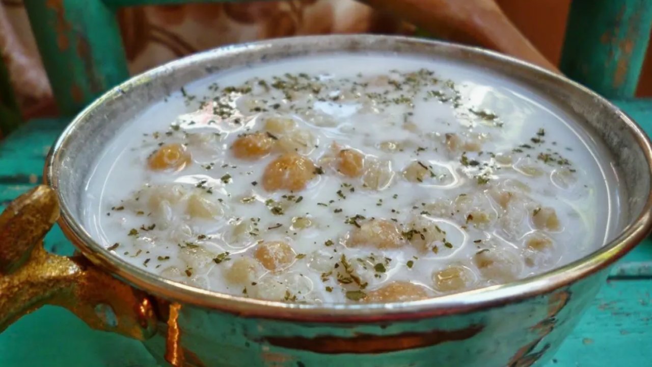 Yaz sıcaklarında 'ne pişirsem' diye düşünmeyin! İşte içinizi ferahlatacak buz gibi ayran aşı (soğuk yoğurt çorbası) tarifi