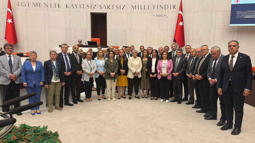 CHP'li vekillerden TBMM'de kürsü işgali!