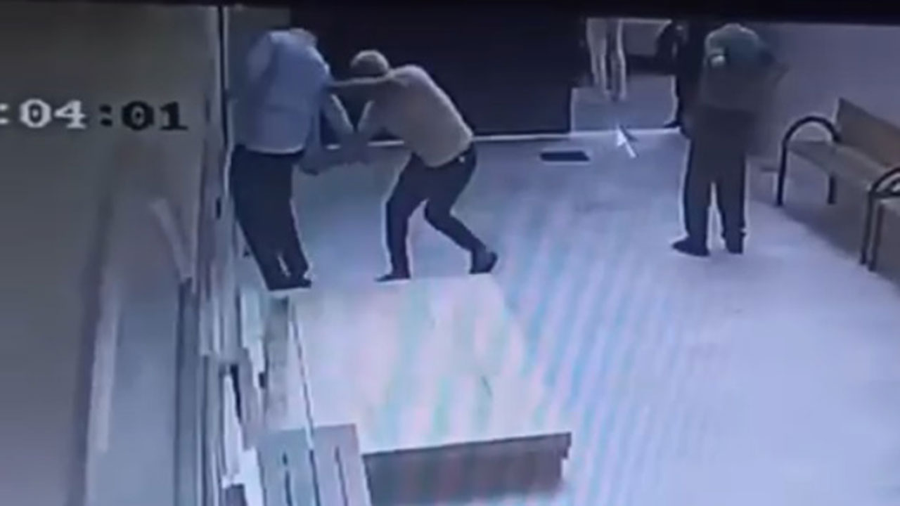 Cami avlusunda dehşet: Uyuşturucu kullandığı için uyarılan bir kişi müezzini bıçakladı