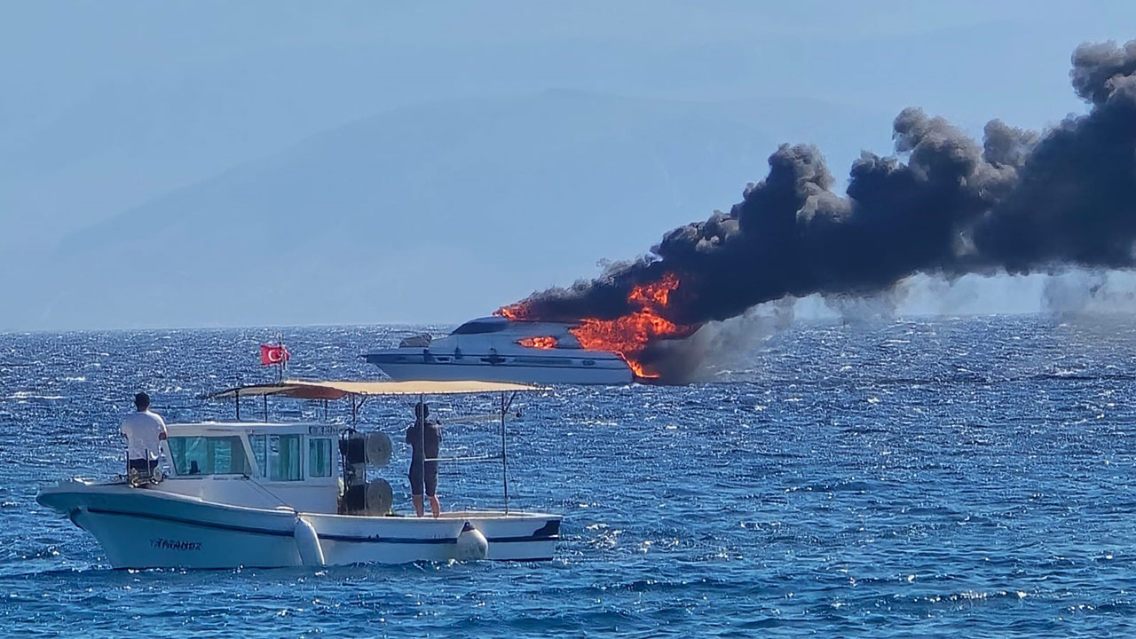 Çeşme'de demirli milyon liralık tekne alev alev yandı: Kullanılamaz hale geldi