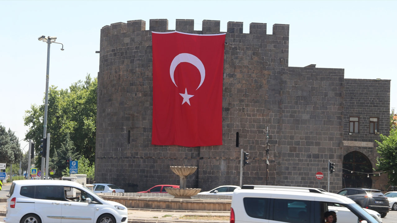 Erdoğan çağrı yapmıştı! Yurt genelinde "Terörsüz Türkiye" sürecine ay yıldızlı bayraklarla destek