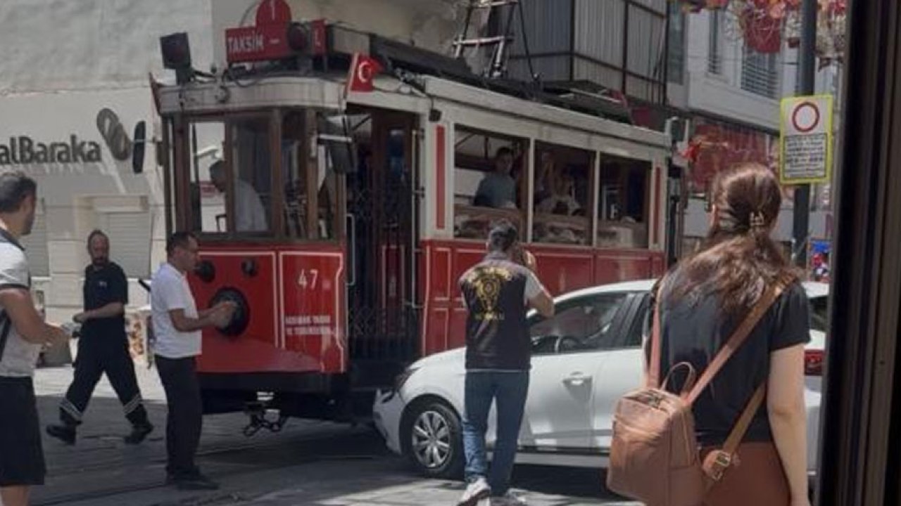 İstiklal Caddesi'nde otomobil ile tramvay kaza yaptı!