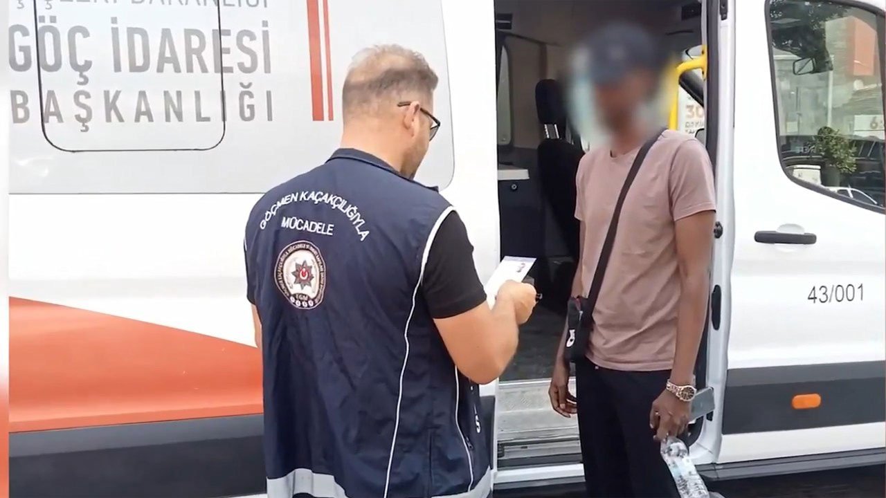 Bakan Yerlikaya duyurdu... Düzensiz göçe geçit yok! 32 organizatör ve 572 düzensiz göçmen yakalandı