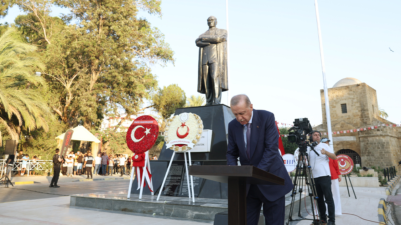 Cumhurbaşkanı Erdoğan, Atatürk Anıtı'na çelenk sundu