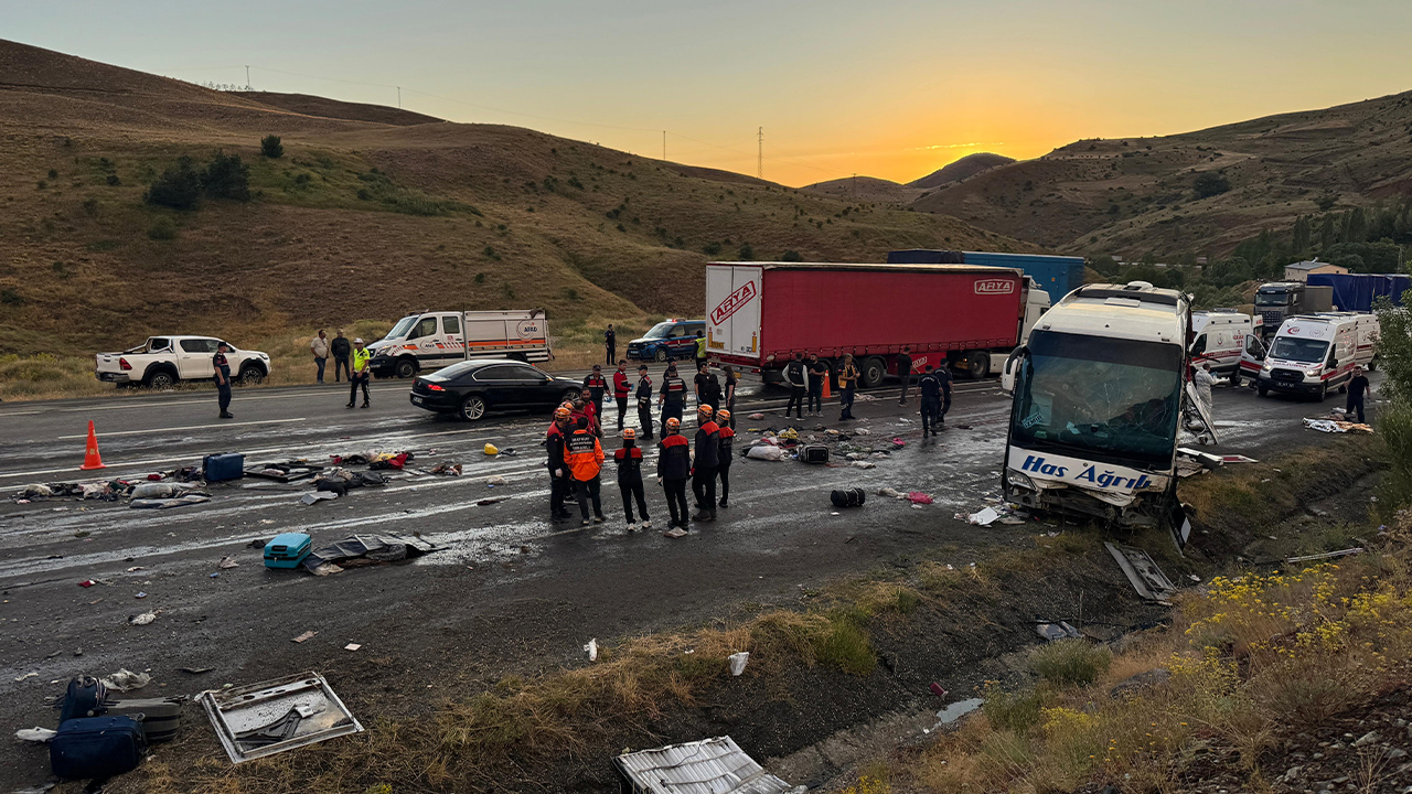 Sivas'ta yolcu otobüsü dağın yamacına çarptı! Ölü ve yaralılar var