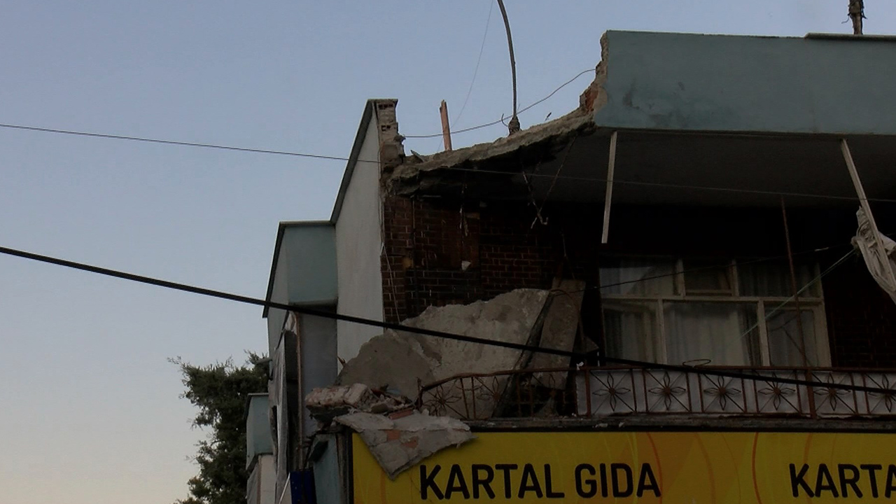 Küçükçekmece'de korkutan anlar! Balkon bir anda çöktü...