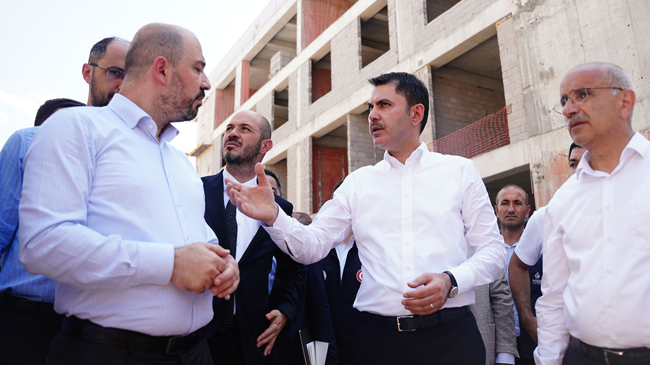 Toplantı değil iş yapın, 24 saat şantiye çalışsın: Bakan Kurum'dan müteahhitlere net mesaj!