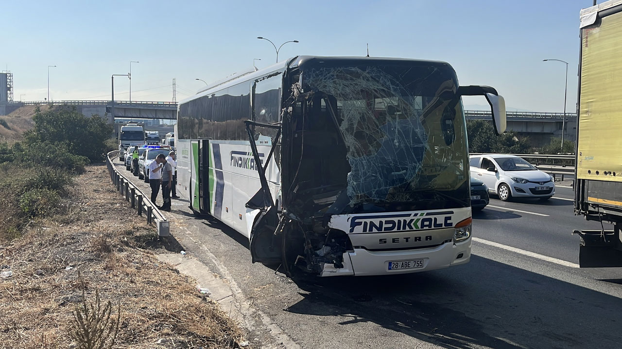 TEM'de can pazarı! Yolcu otobüsü kamyona çarptı: Çok sayıda yaralı var
