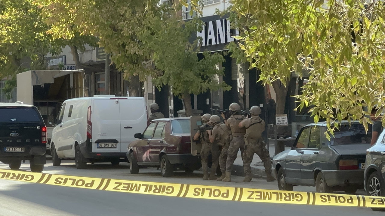 Önce intihara kalkıştı sonra polisle çatıştı! 1 polis yaralandı