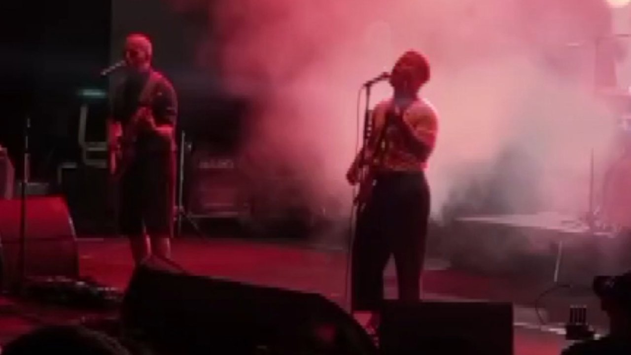 Bursa'da konser veren Athena orman yangınları nedeniyle konseri yarıda kesti!