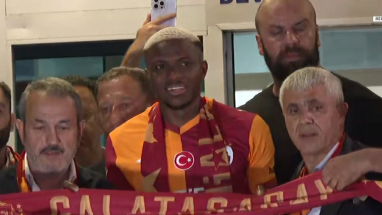 Galatasaray Victor Osimhen'e kavuştu: Havaalanında binlerce taraftar karşıladı!