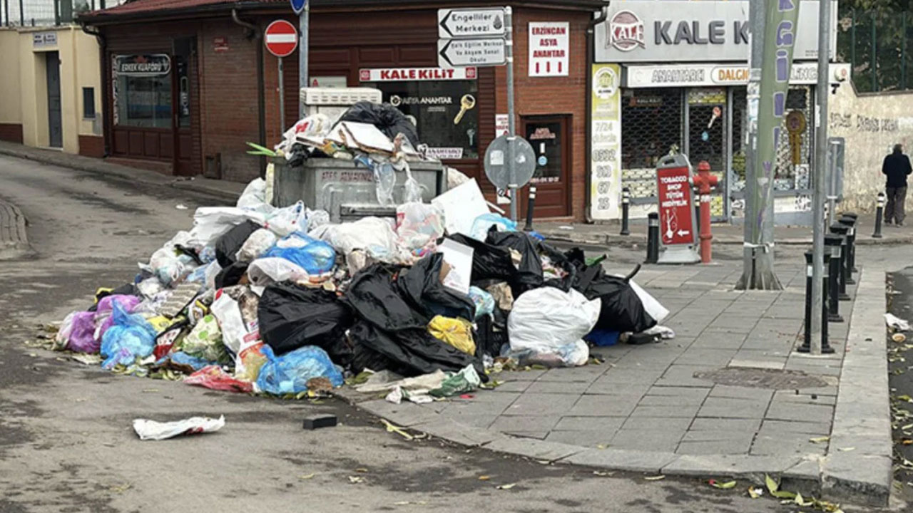 Temizlik işçileri iş bıraktı: İstanbul'da sokaklar çöp yığınlarıyla doldu!