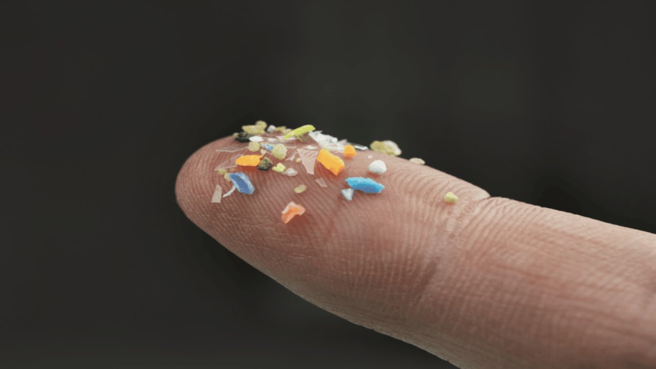Bilim insanları ölçtü: Günlük hayatımız resmen mikroplastik yağmuru altında!