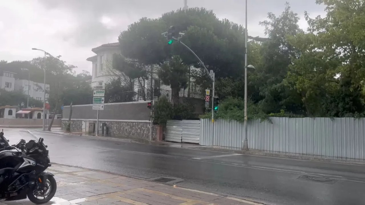 Beklenen yağış başladı! İstanbul'da Afrika sıcağı yerini sağanağa bıraktı