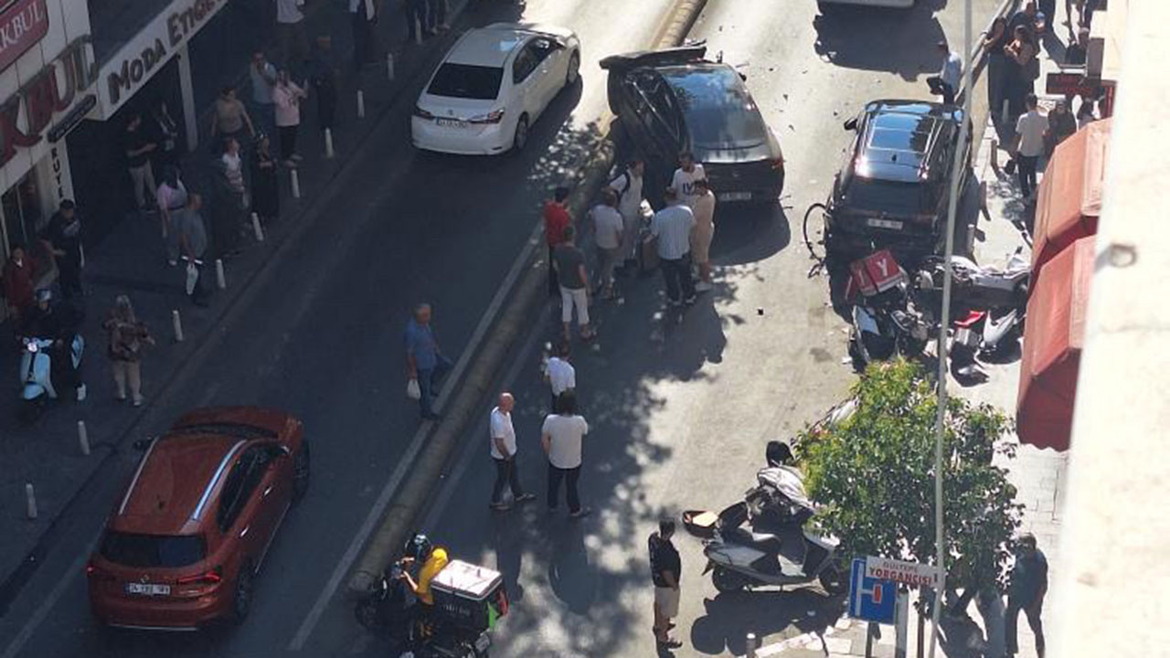 Kağıthane’de 18 yaşındaki sürücü dehşet saçtı: 10 araca çarptı, elektrik direği yıkıldı