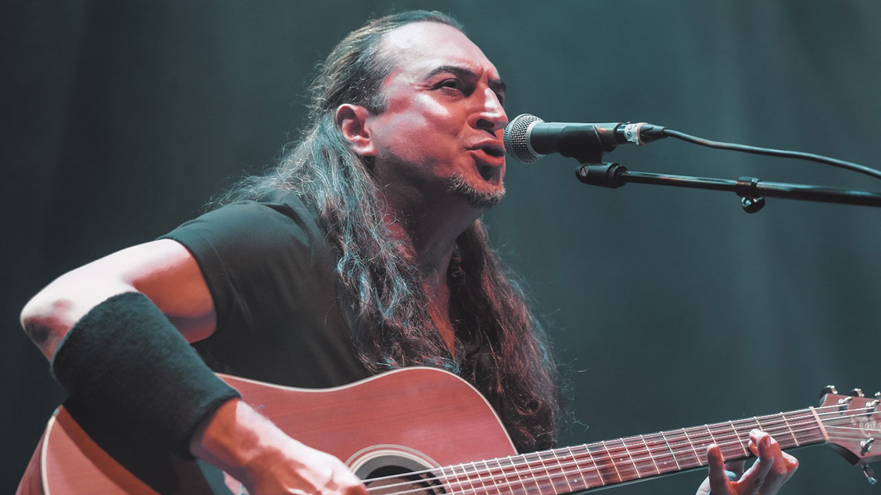 Türk rock müziğinin deneyimli ismi Urla'da açık hava konserinde hayranlarıyla buluşuyor